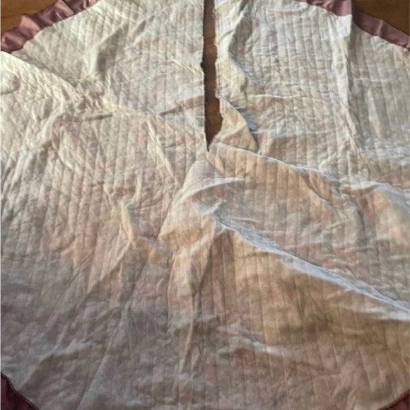 SOLD! Vintage tree skirt 58 inches - Picture 6 of 8